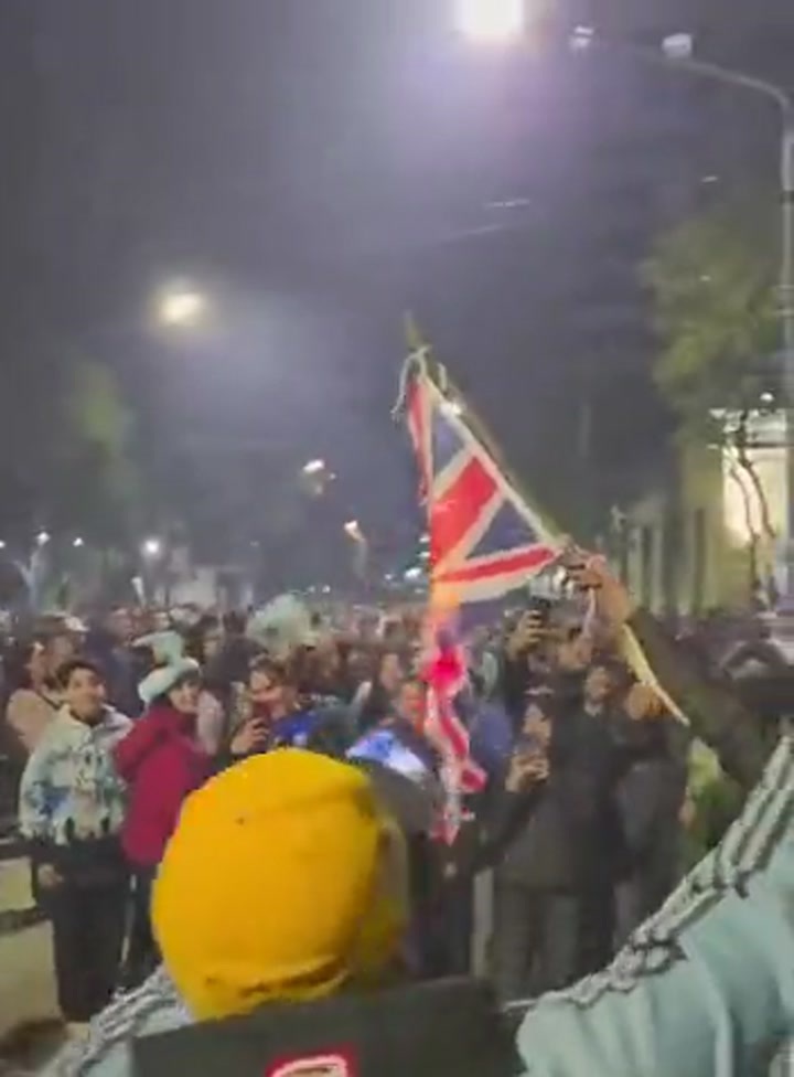 英阿大战即将打响！阿根廷当地球迷焚烧英国国旗