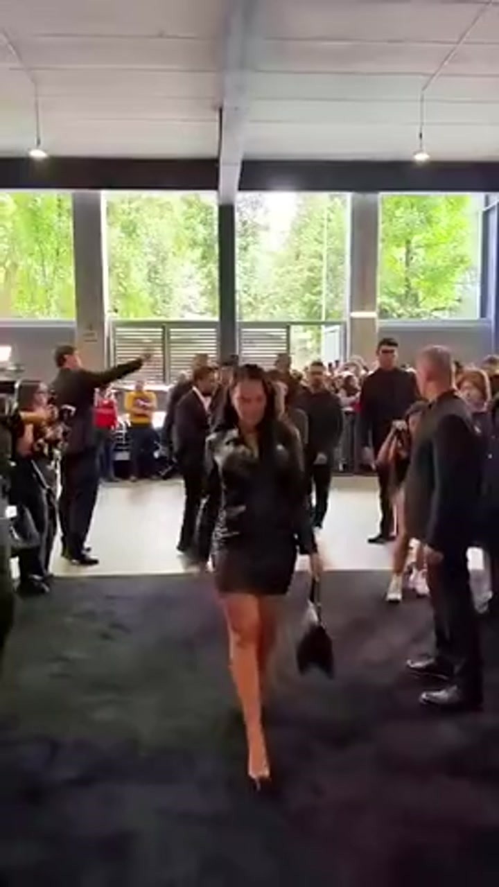 乔治娜一身皮衣惊艳亮相时装周