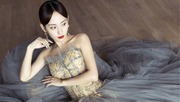 张嘉倪雾霾灰长裙惊艳