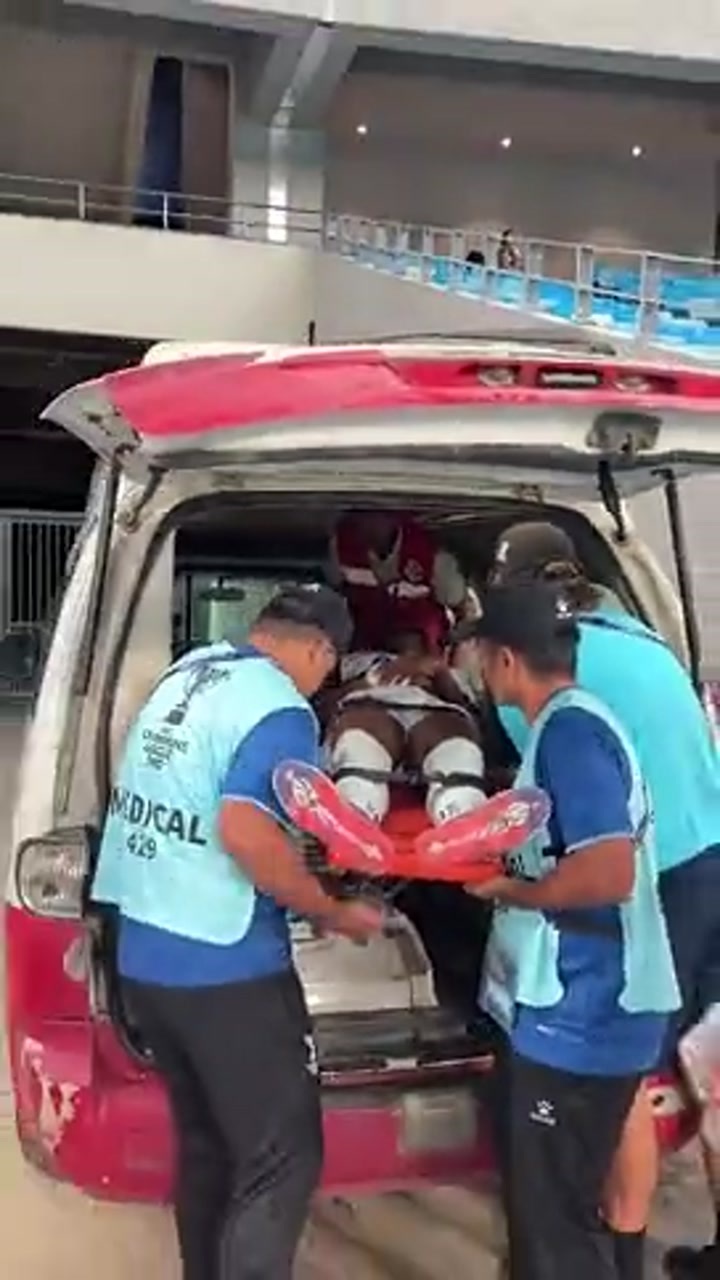 球迷实拍阿苏埃疑似眉骨开裂 被紧急送往医院治疗