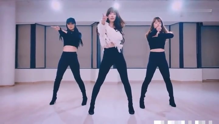 美女三人热情翻跳舞蹈