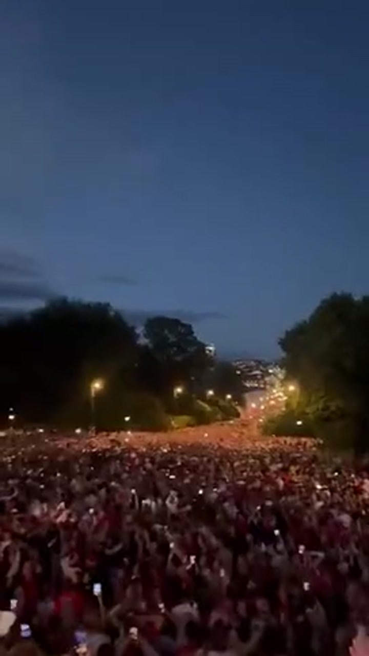 震撼！数万民众，涌上挪威首都奥斯陆街头庆祝