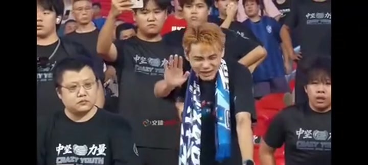 武汉三镇1-1遭河南绝平，赛后三镇球迷在看台上伤心落泪
