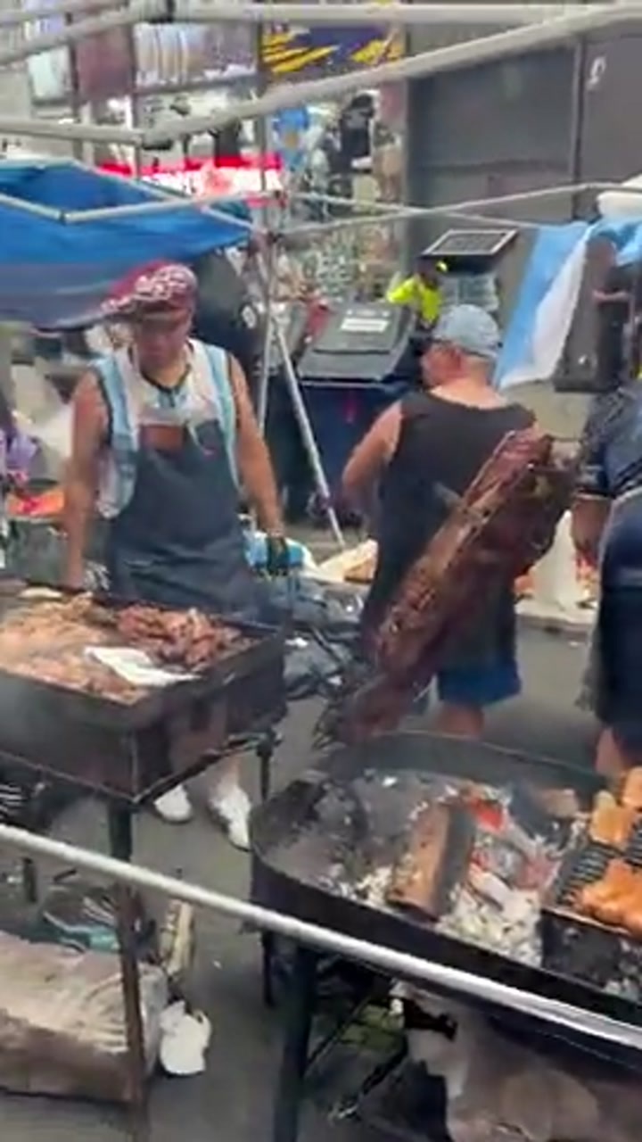 阿根廷球迷直接在时代广场中间烤肉