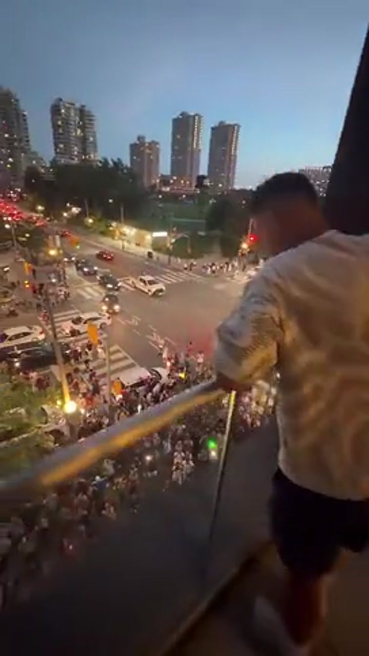 球迷齐聚酒店楼下！达洛特调侃C罗：你这气场看着跟教皇似的