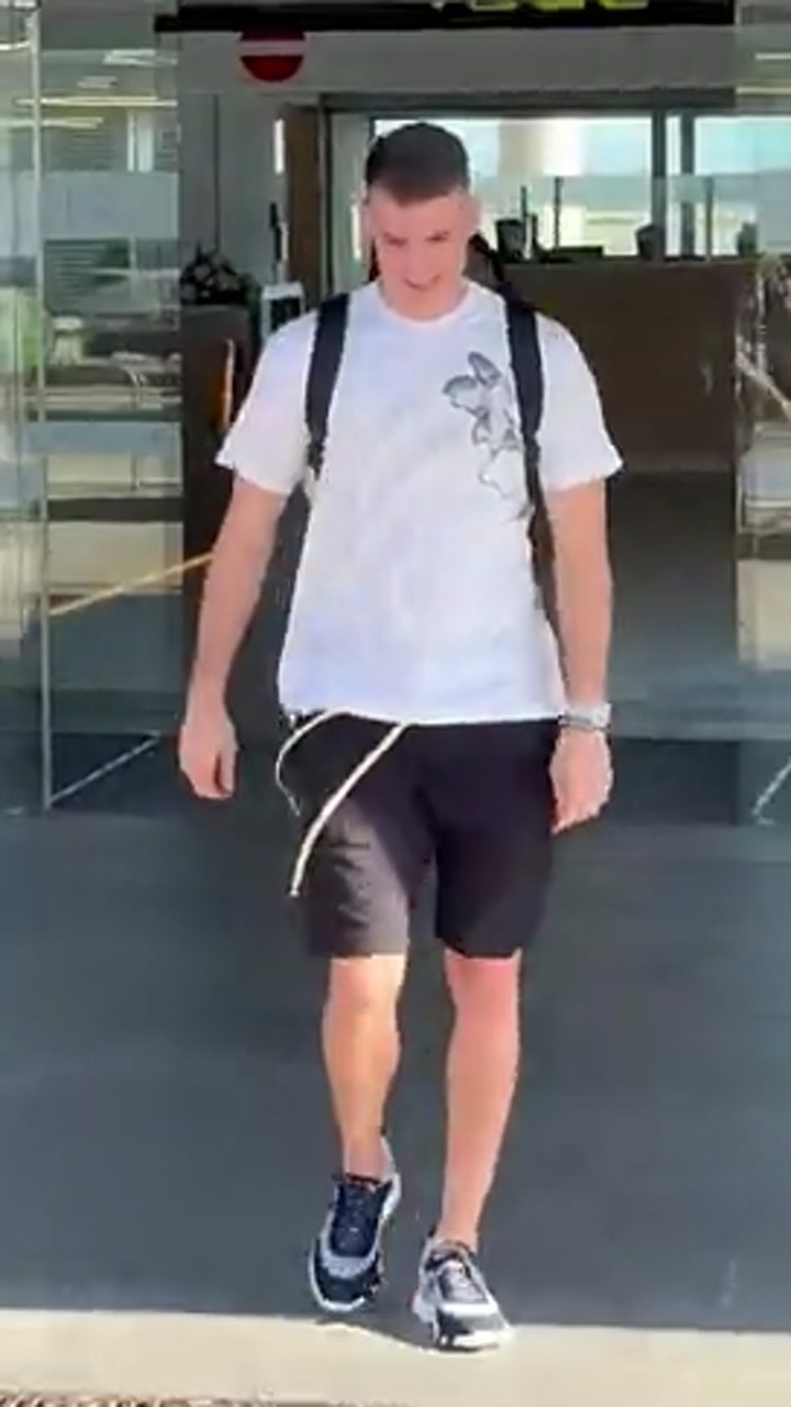 即将加盟！利瓦科维奇抵达巴塞罗那
