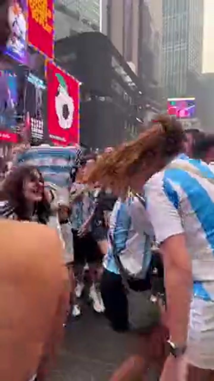狂欢！阿根廷球迷街头全员唱跳庆祝晋级