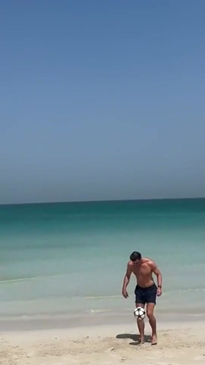 37岁贝尔在海边秀球技八块腹肌