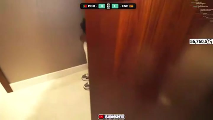 真难受了！甲亢哥赛后独自躲在洗手间角落哭泣
