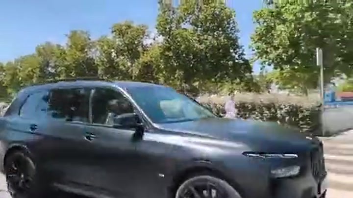 球迷隔着车窗高喊留下 维尼修斯竖起大拇指