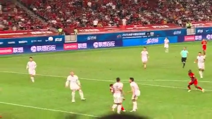 现场视角看王东升乌龙抛物线 蓉城门将刘殿座无可奈何