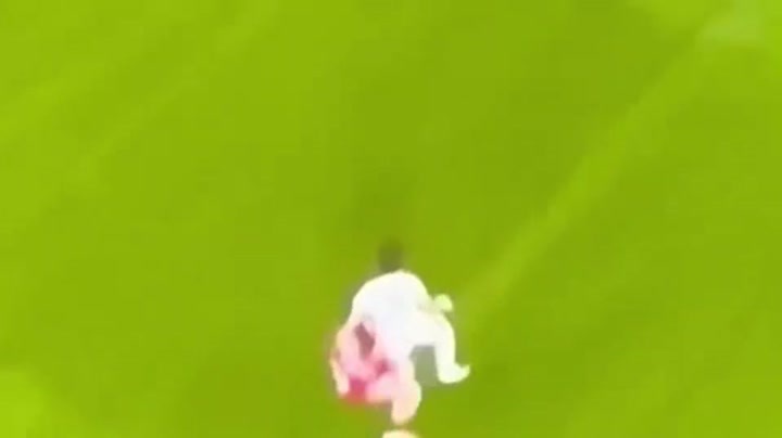 争议！居莱尔的肘击动作逃过了主裁与VAR的处罚？