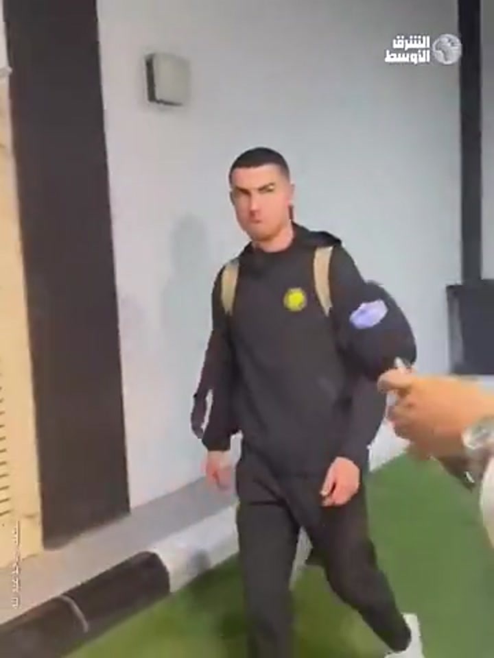 记者赛后喊话：你今天进了两球 C罗笑答：只进了一个