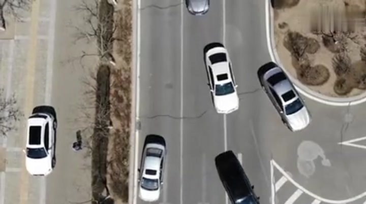 我愿意为消防车让行