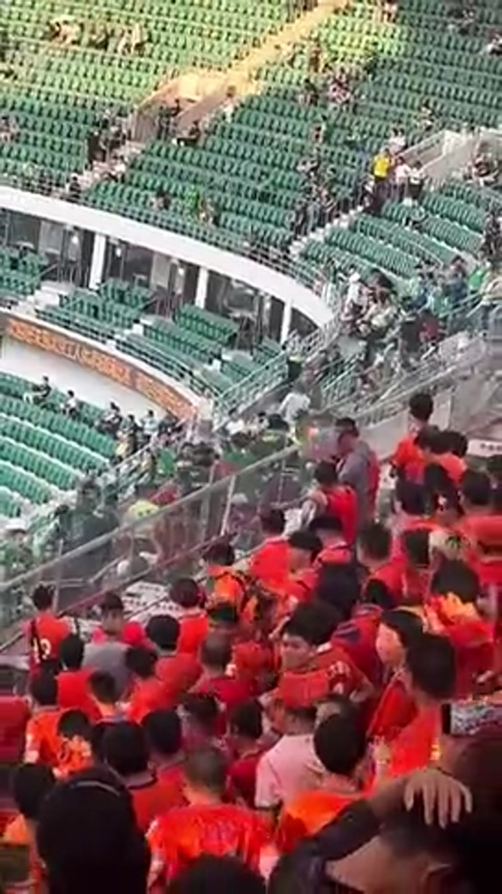 实拍山东泰山远征球迷赛前在工体高唱小乌龟之歌