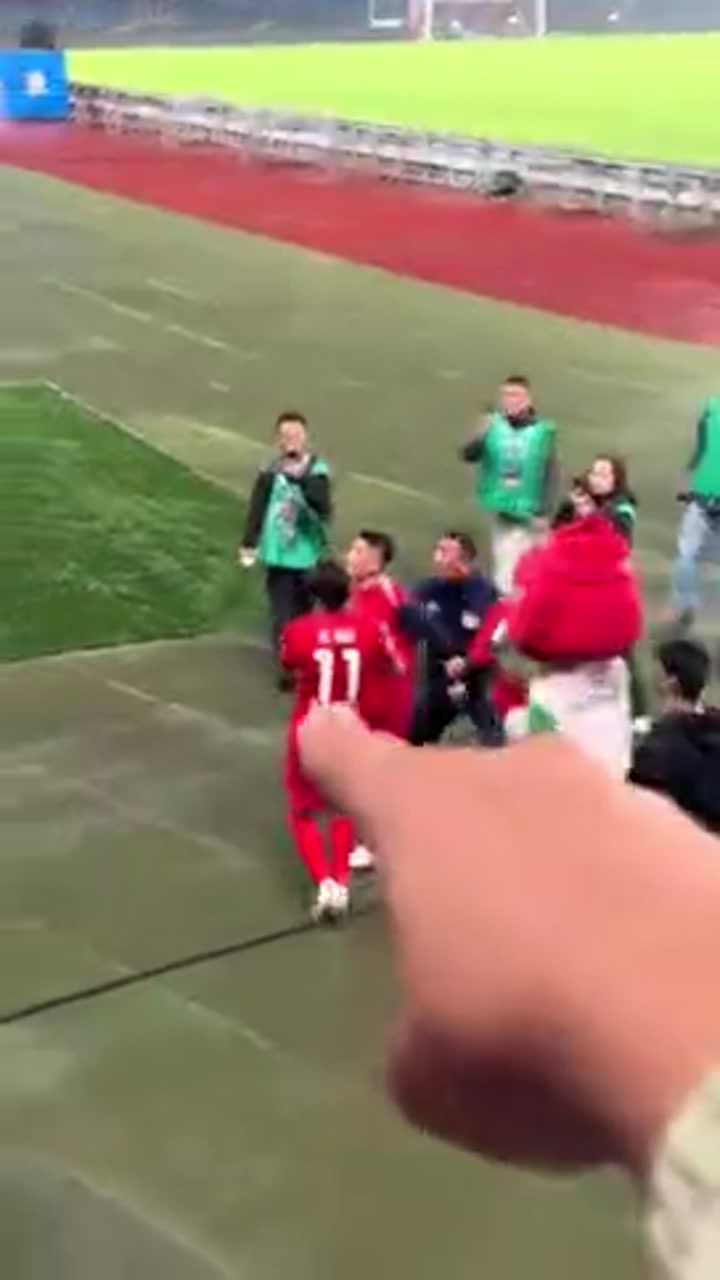 实拍不敌津门虎赛后 河南球员钟义浩与河南球迷对喷