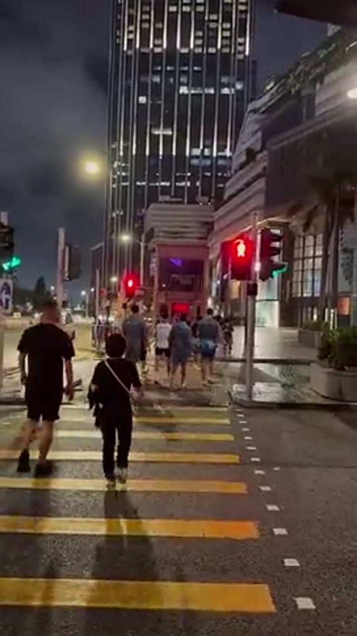 球迷中国香港街头偶遇福登等曼城4将闯红灯