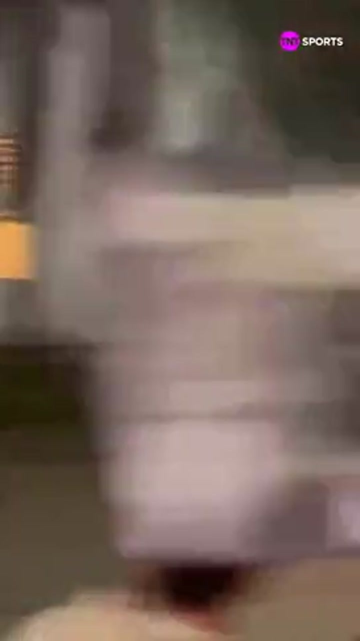 阿根廷队抵达酒店受到热烈欢迎 大马丁示意打开围栏与球迷互动