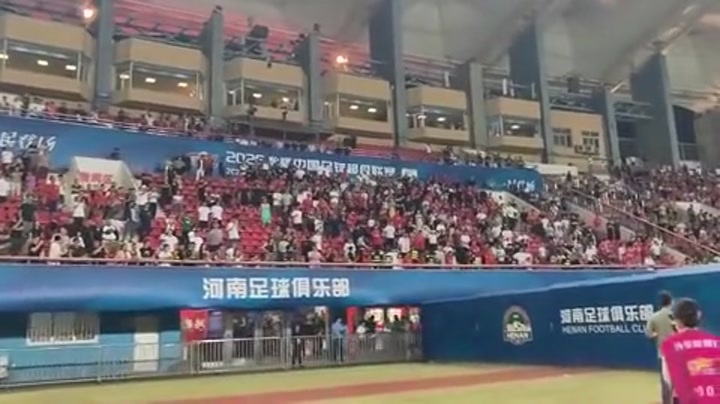 河南现场球迷，朝场内的成都球员投掷矿泉水瓶