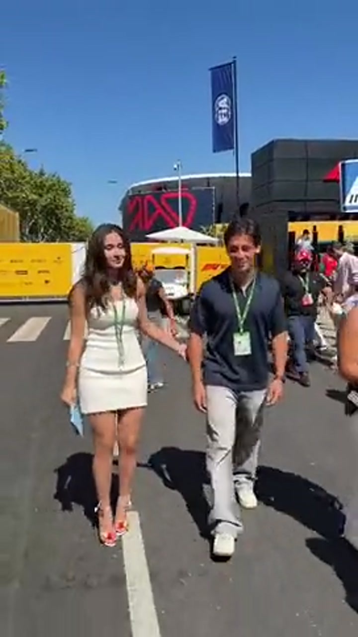 居莱尔带着女友现身F1围场，笑容满面