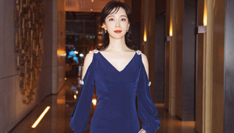 陈数长裙搭配精致妆容