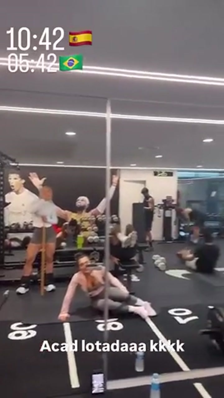 维尼修斯健身房成了女友的直播间引发皇马球迷不满