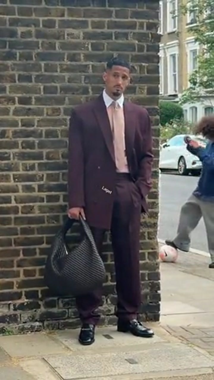 潇洒度假！萨利巴穿上西装化身型男