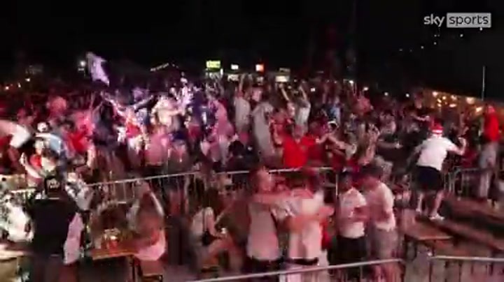 贝林厄姆加时破门 聚集看球的英格兰球迷疯狂庆祝
