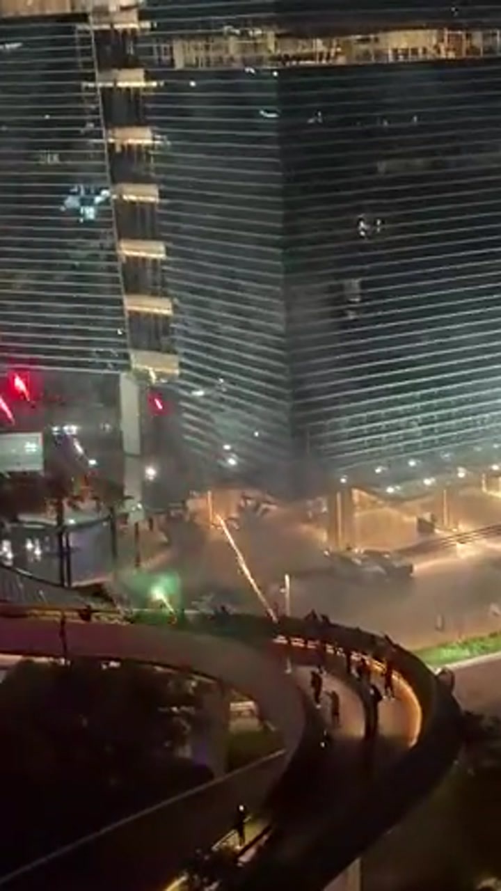 这距离也太近了！墨西哥球迷紧贴英格兰酒店房间玻璃放烟花