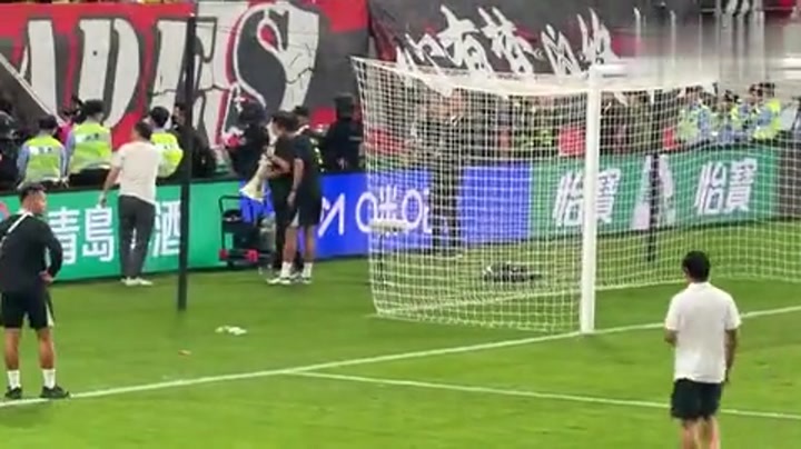 实拍蓉城主教练赛后走向看台面对球迷