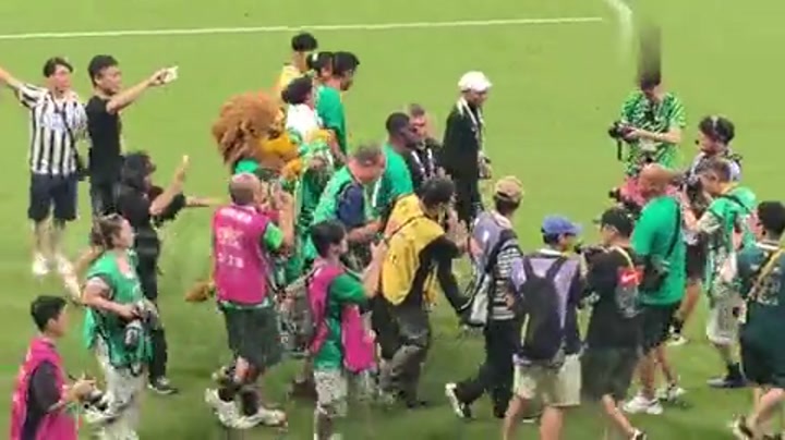 巴坎布赛后与张玉宁侯森热情问候 谢场感谢北京球迷