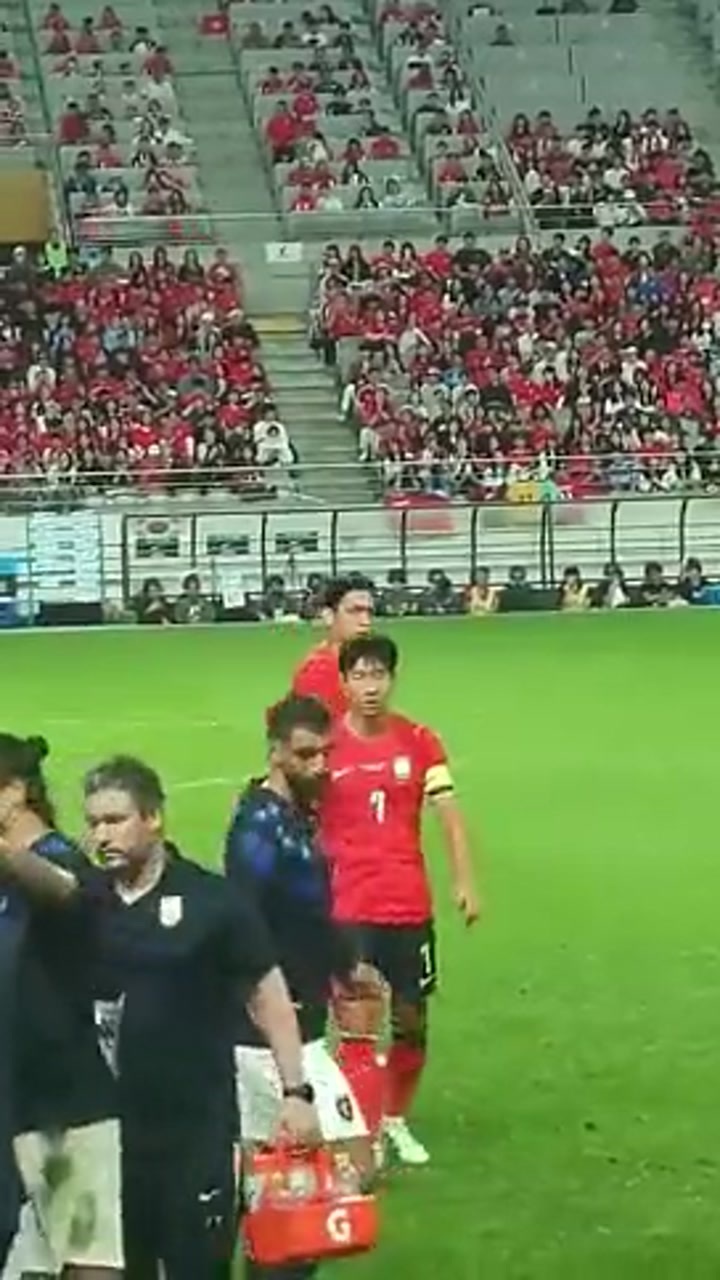 韩国vs乌拉圭本坦库尔给老队长孙兴慜拿水喝
