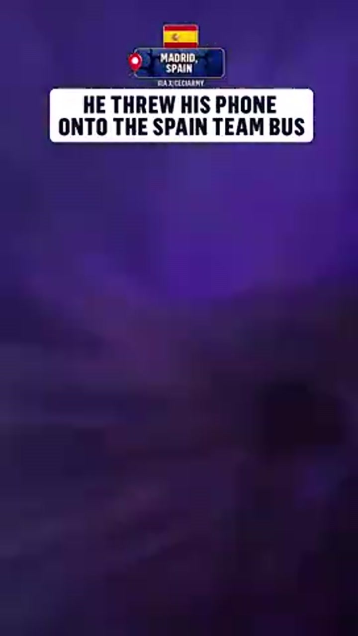球迷把手机扔到了西班牙队的游行大巴上