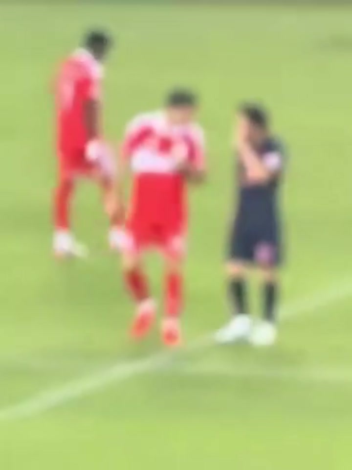 聊啥呢？莱万与梅西在开球前交谈