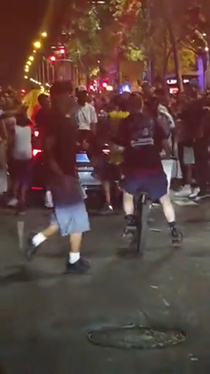 幸福时刻！西班牙夺冠后的巴塞罗那 球迷街头庆祝