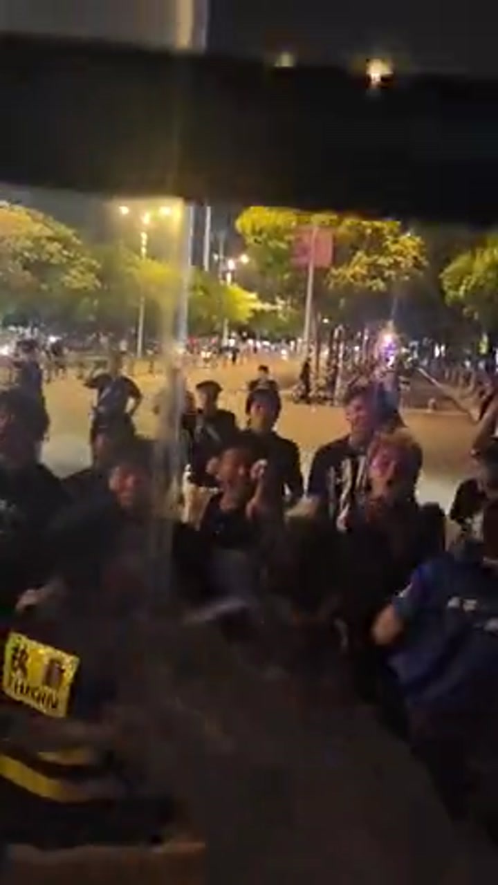 疑似部分武汉球迷赛后冲击天津球迷的接驳大巴