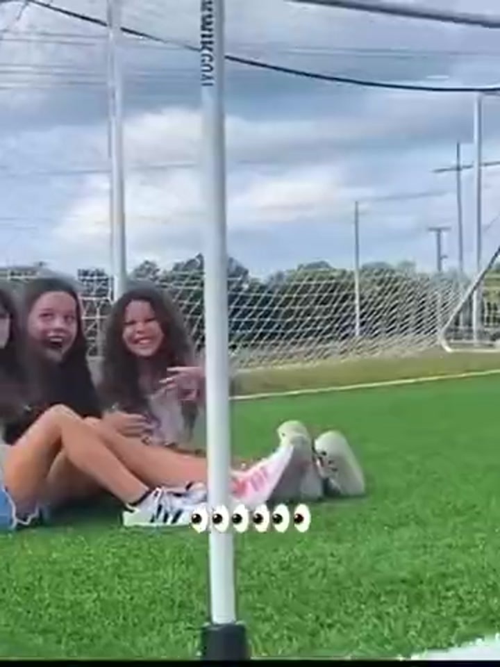 有迷妹了！梅西儿子准备发角球 场边妹子发出欢呼声