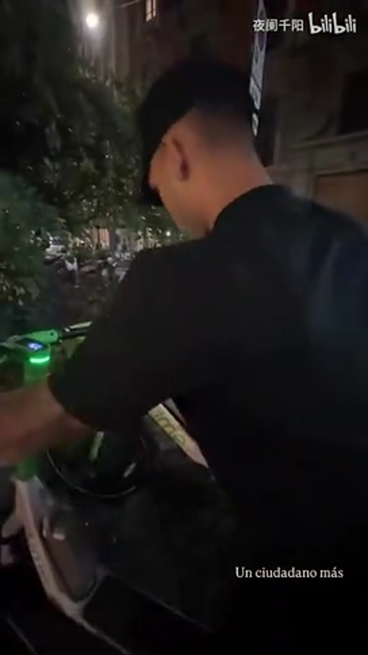 劳塔罗深夜扫共享单车 和妻子一起夜骑街头