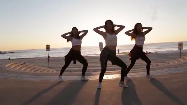 三姐妹帅气嗨跳