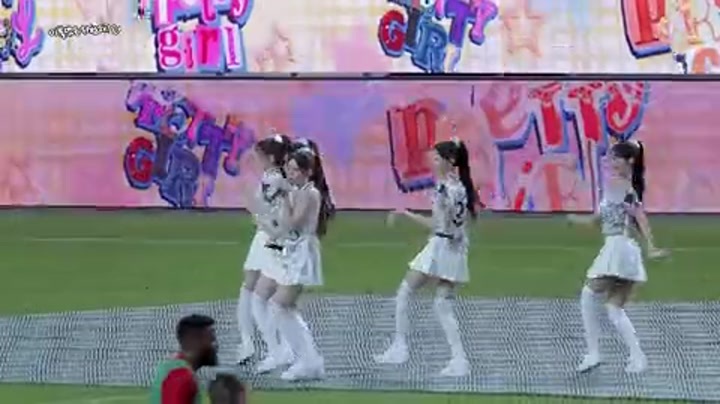 韩国女团中场表演节目 旁边训练的球员会心一笑