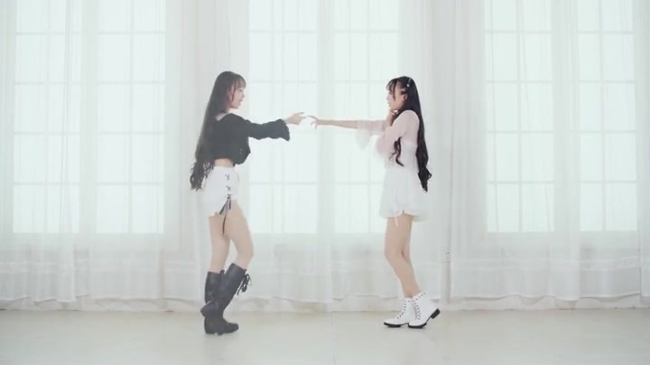 两个长腿小姐姐性感热舞太撩人