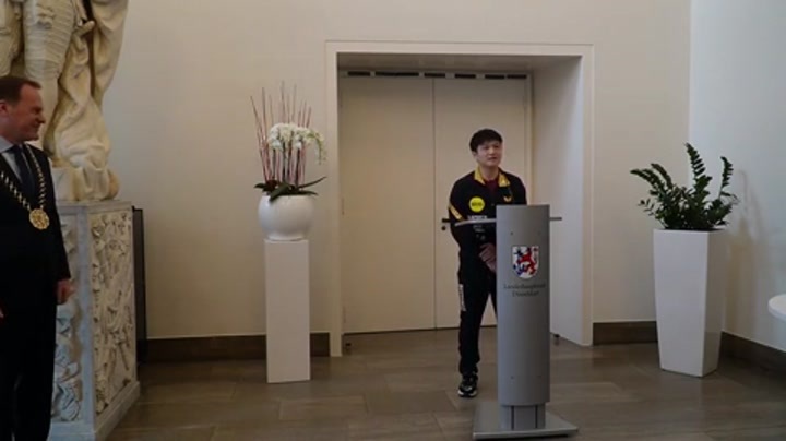 樊振东亮相杜塞尔多夫新赛季发布会 并用英文发言