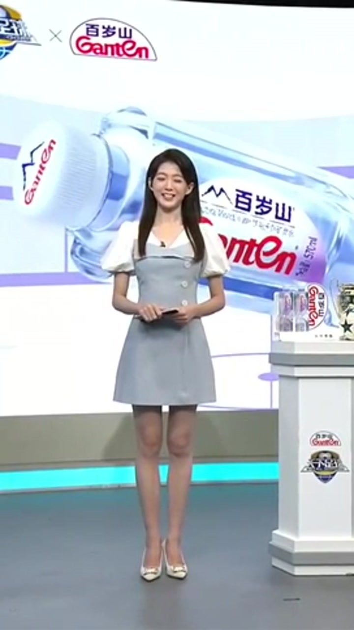 美女主持雪儿独自主持新赛季第一期天下足球