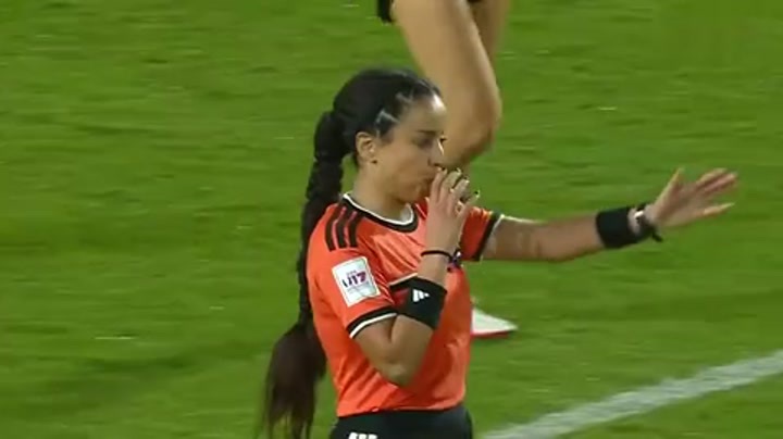 美国女足17-0领先！守门员双手叉腰站中圈看球