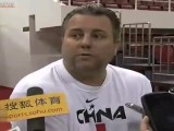中国男篮加练半小时 邓华德点王哲林弱点