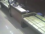 搞笑男右手端西瓜抢劫金店
