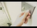 女友下班回家遭整蛊 男友自制飞天卫生纸