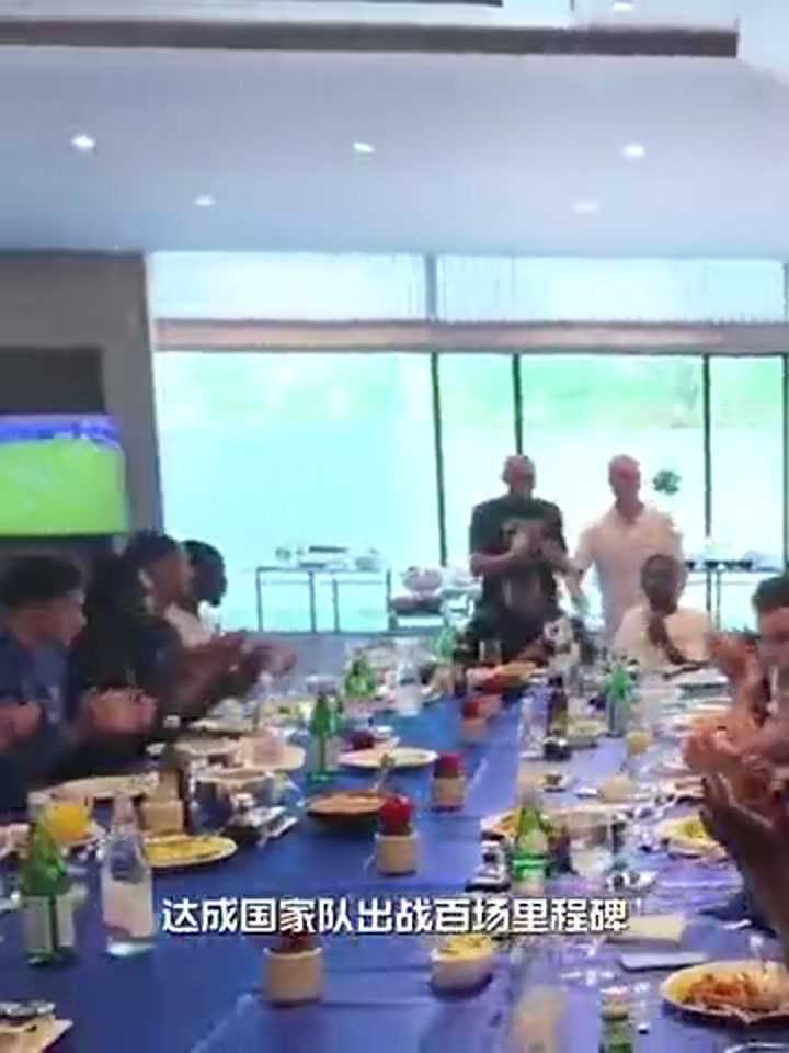 传奇继续！姆巴佩获赠国家队百场纪念球衣