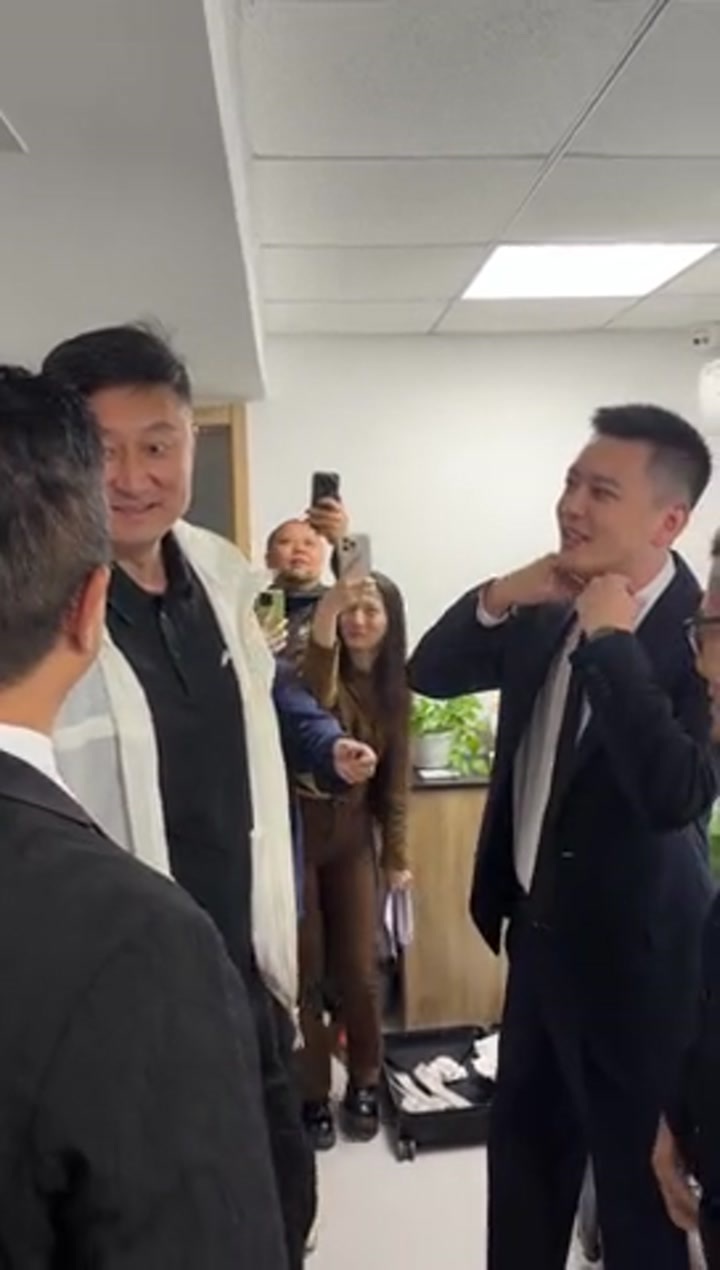 杨鸣杜锋同台解说 赛前化妆间二人握手致意
