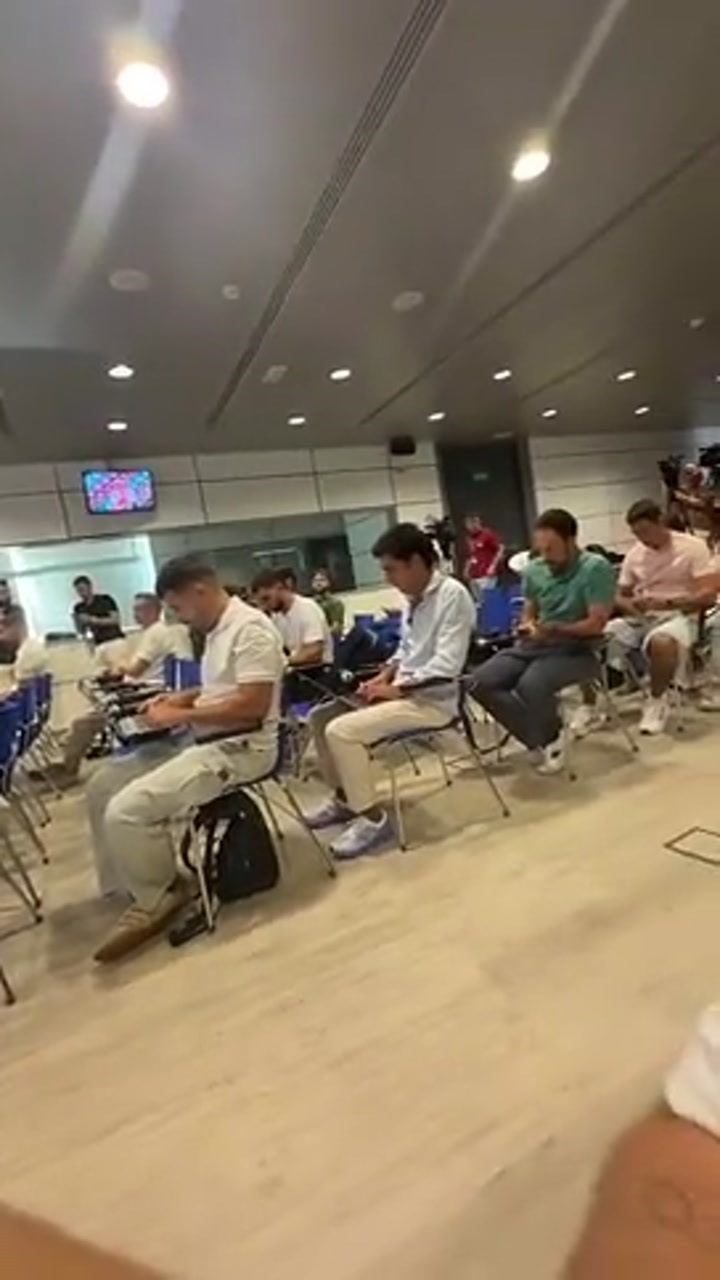 还是特别的那个！穆里尼奥发布会盛况空前 台下记者全部坐满